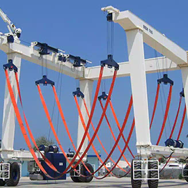 Rubber tyred mobile boat hoist crane