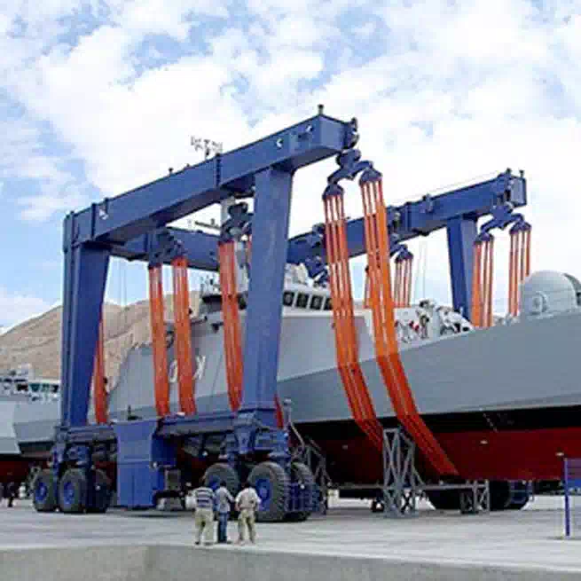 Mobile boat hoist crane