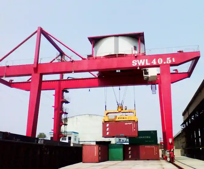 Rail-mounted container gantry crane